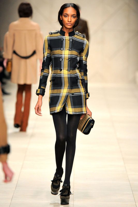 Плащ Burberry Кара Делевинь