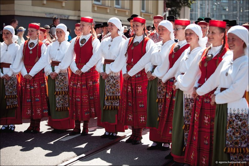 Беременные эстонки в национальных костюмах