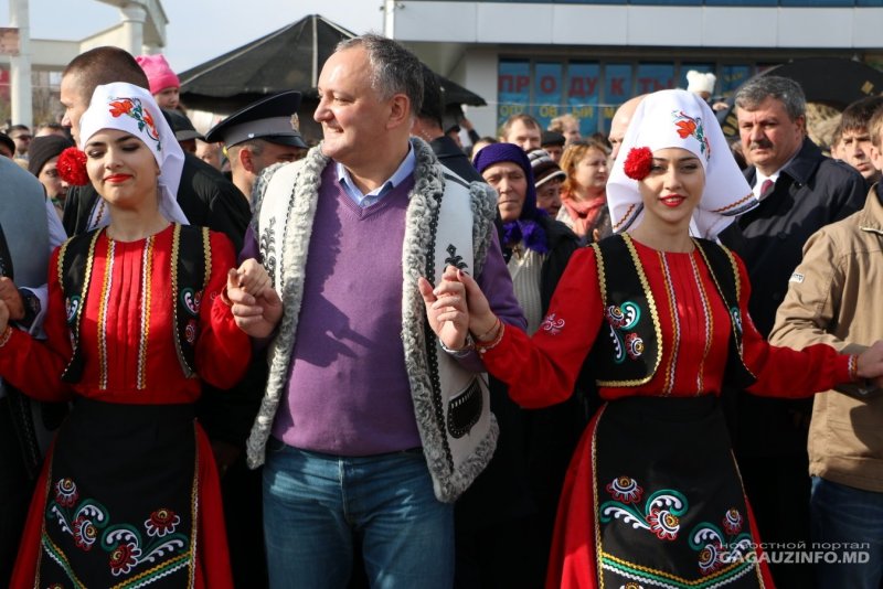 Гагаузская девушка дарит парню платок