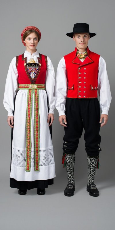 Норвежцы в национальных костюмах