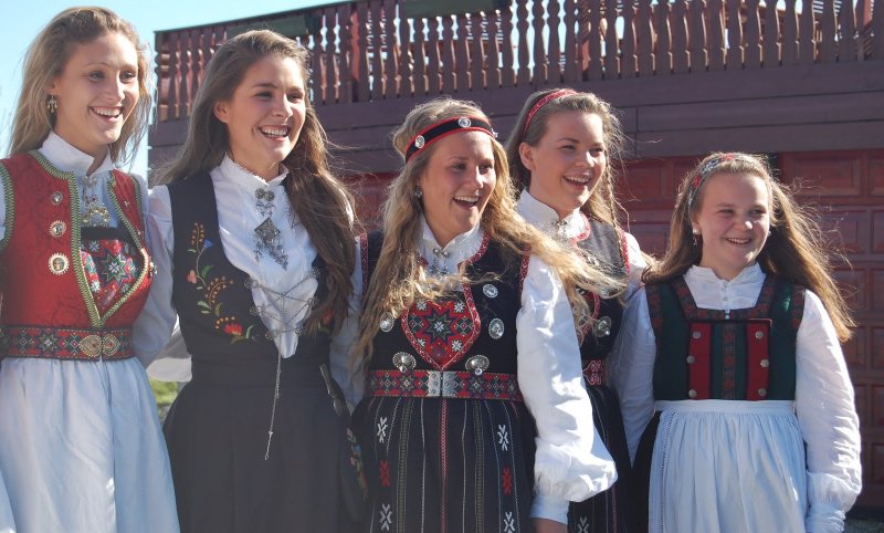 Девушка Викинг с мечом