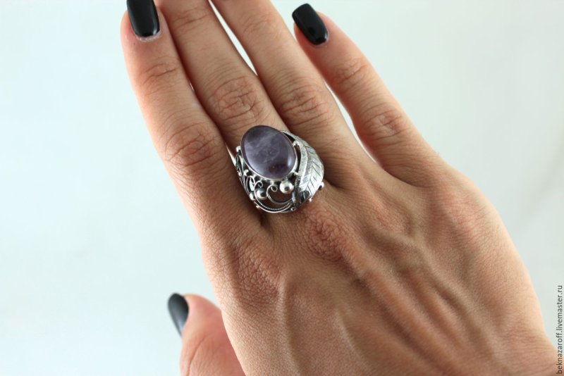Серебряное кольцо с черным камнем женское