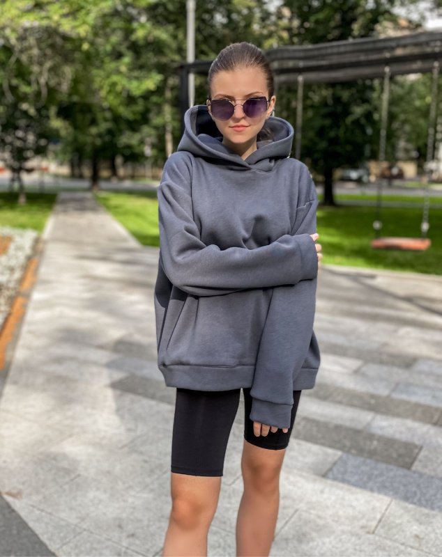 Девушка в белой кофте
