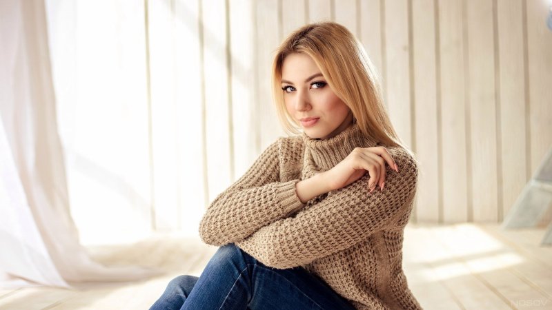 Стильная брюнетка со спины
