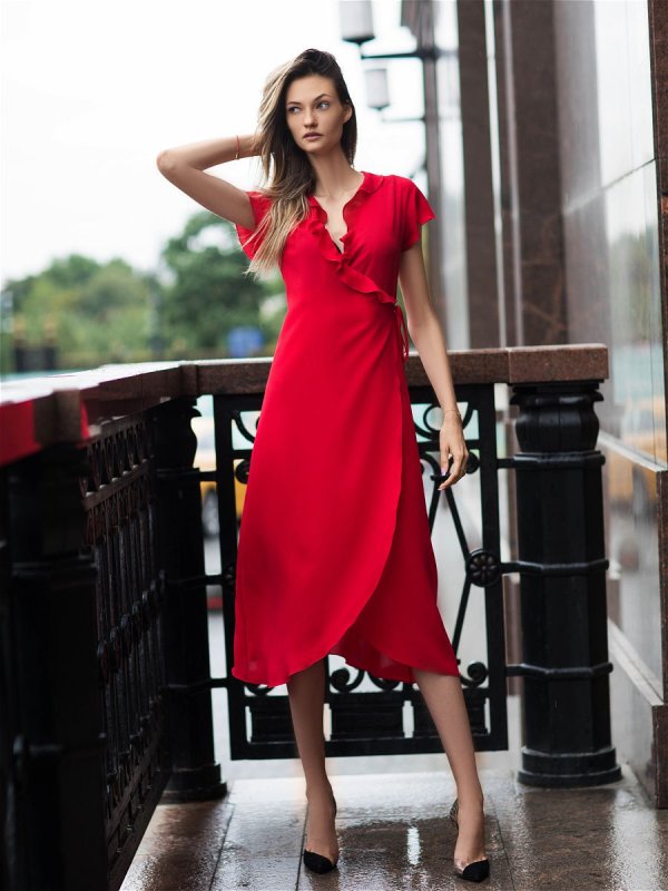 Красное платье Valentino стрит стайл