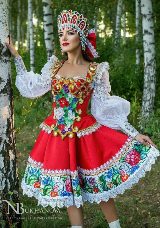 Девушка в народном платье
