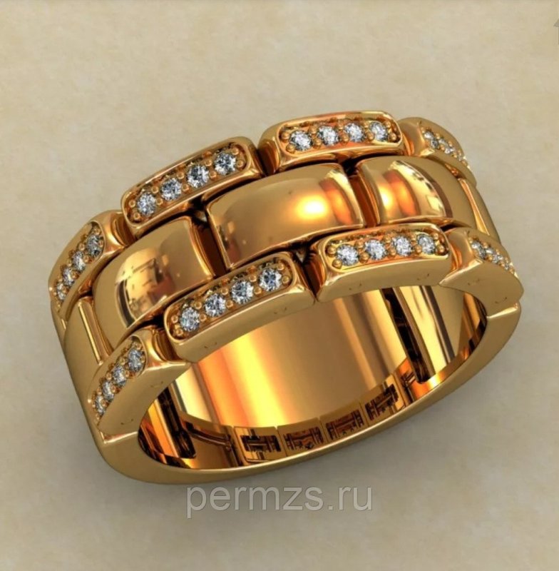 Кольцо золотое на руке