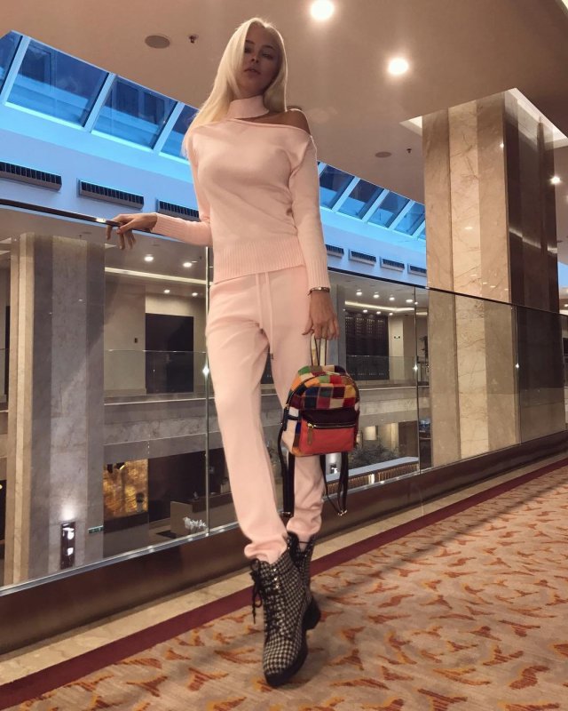 Алена Шишкова в платье