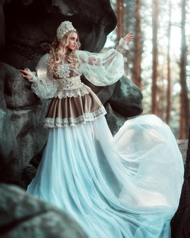 Женщина в старинном платье