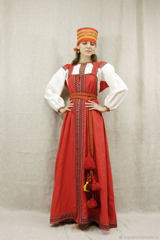 Женщина в русском костюме