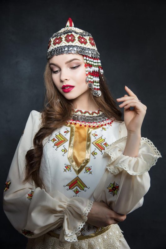 Люди в народных костюмах