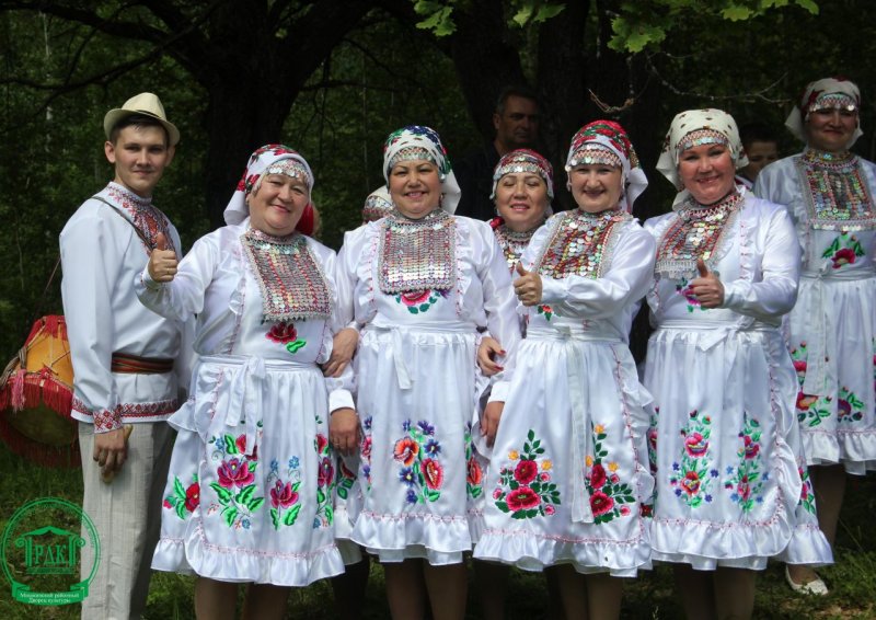 Национальные костюмы марийцев и чувашей