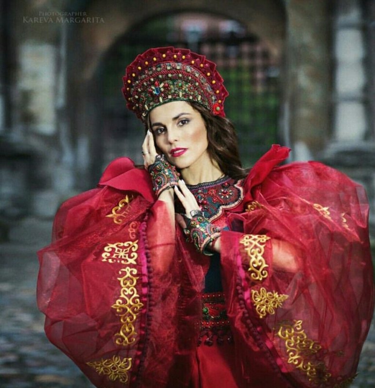 Женщина в русском народном костюме