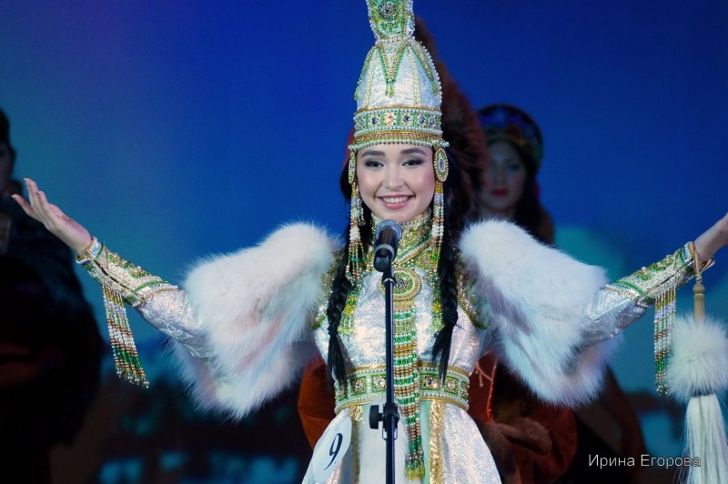 Тувинские девушки в национальных костюмах