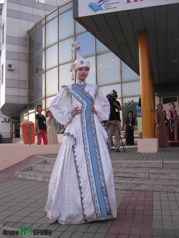 Калмыцкий женский национальный костюм цегдег