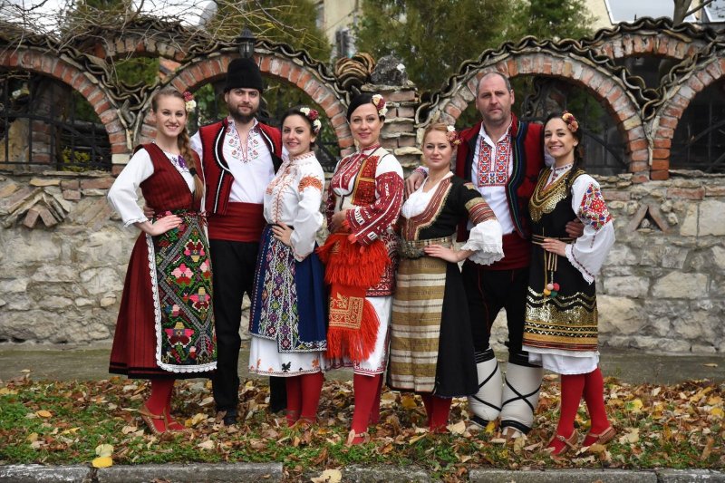 Болгарские национальные костюмы мужской и женский