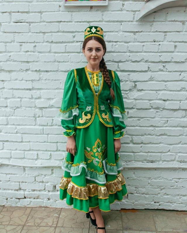 Красивая в национальной одежде