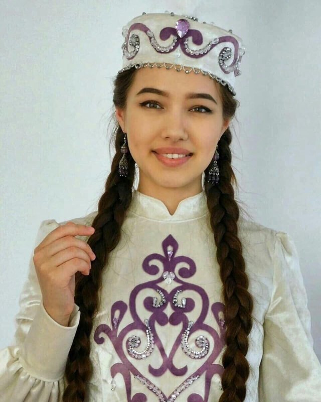 Красивые казашки в национальной одежде