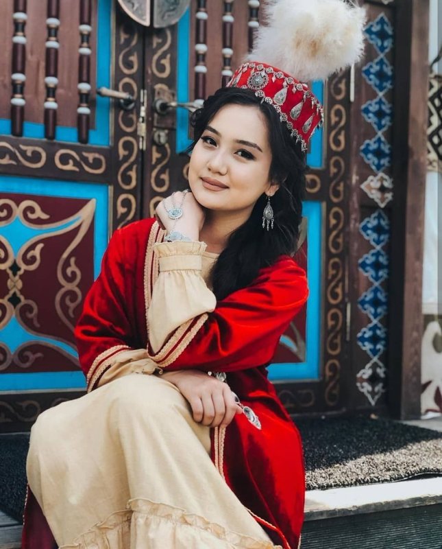 Элина Абай кызы в национальной одежде