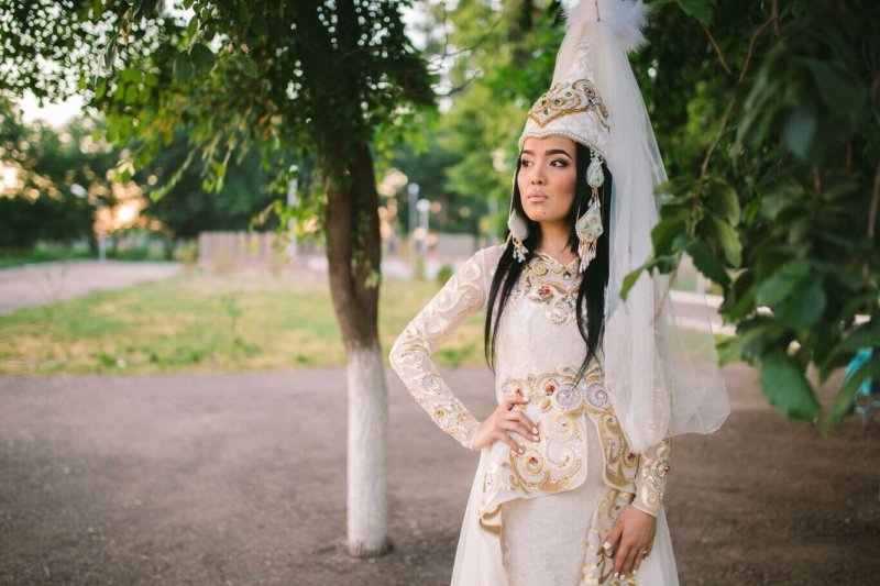 Элина Абай кызы в национальной одежде
