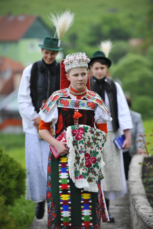 Венгерские девушки в национальных костюмах