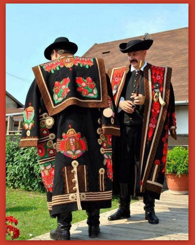 Женщины в венгерском народном костюме