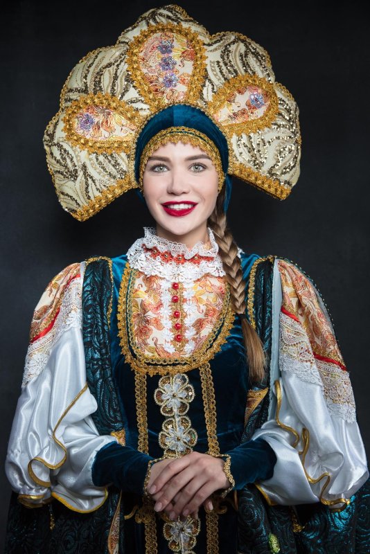 Украинки в национальной одежде