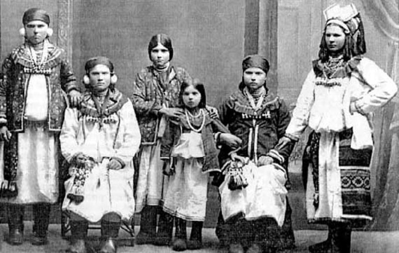 Татарские девушки в платках