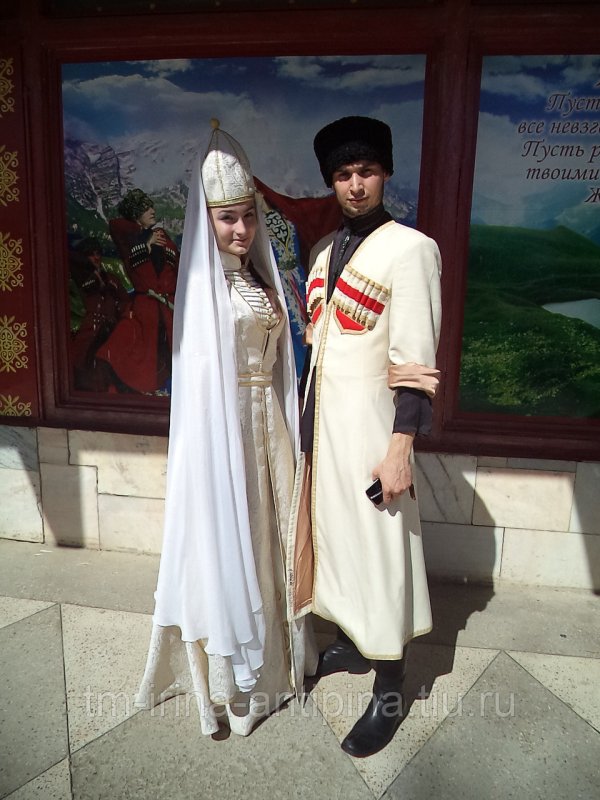 Кавказский национальный костюм женский