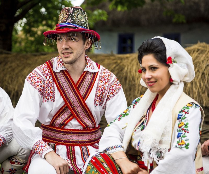 Румынка в костюме
