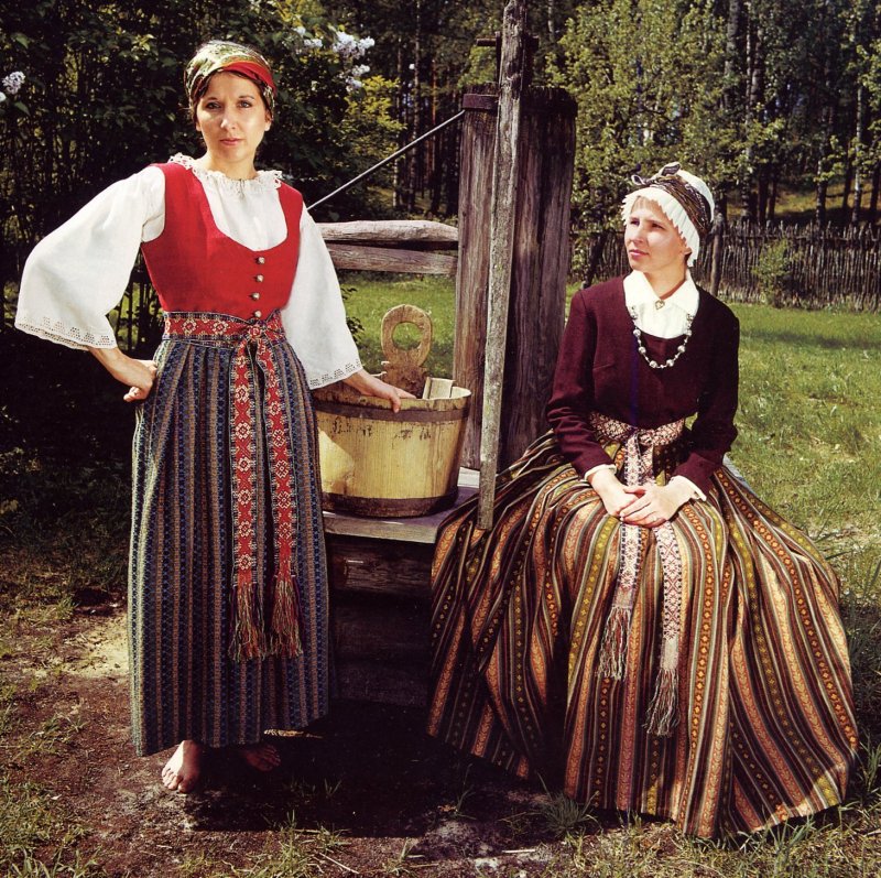 Баба в сарафане и кокошнике