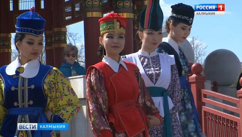 Казах в национальном костюме степь