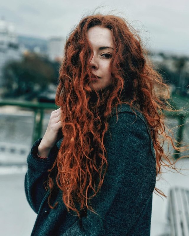 Шерил блоссом с кудрями