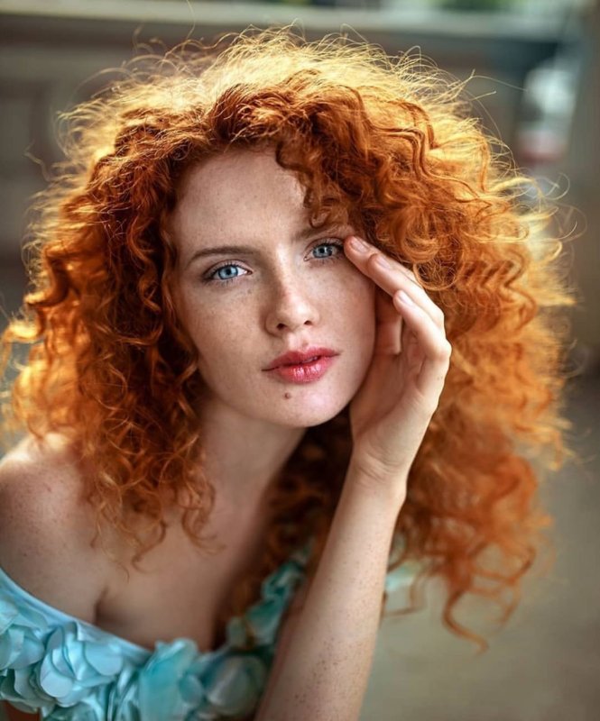 Длинные рыжие кудрявые волосы