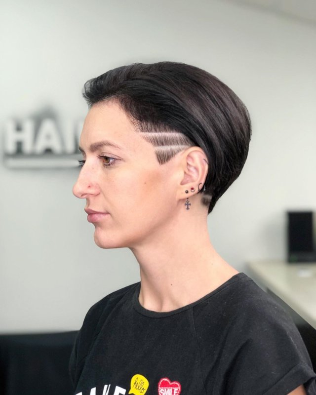 Стрижка каре с бритым виском
