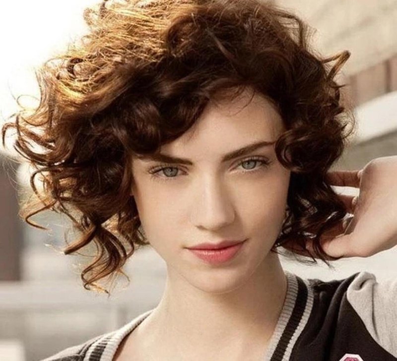 Curly Bob модель