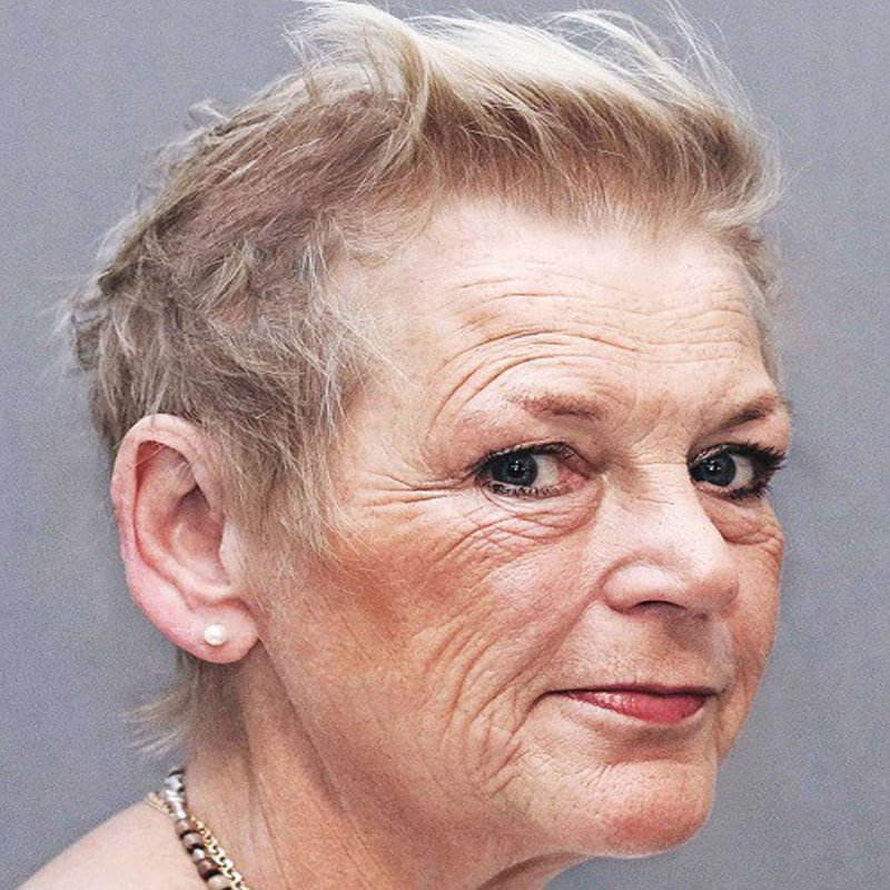 Модные стрижки для женщин 60+