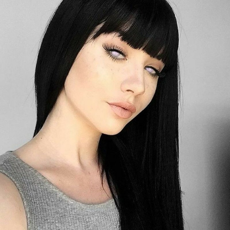 Шикарная брюнетка с челкой