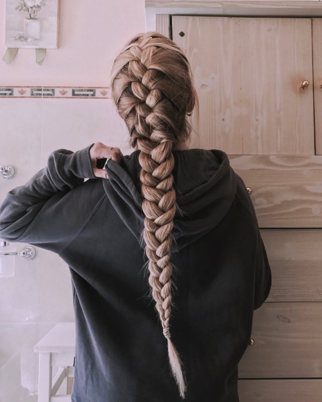 Прически с косичками на средние волосы