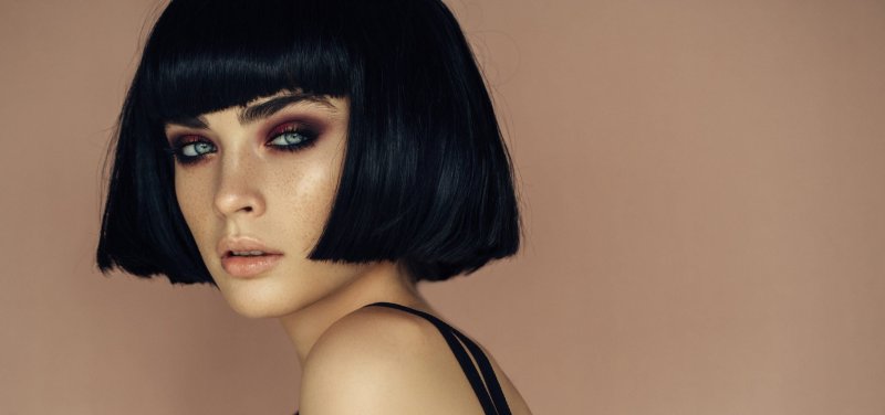 Парик брюнетки со стрижкой Боб Lola