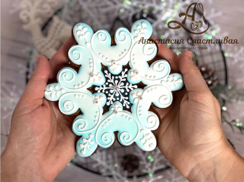 Снежинка из имбирного пряника