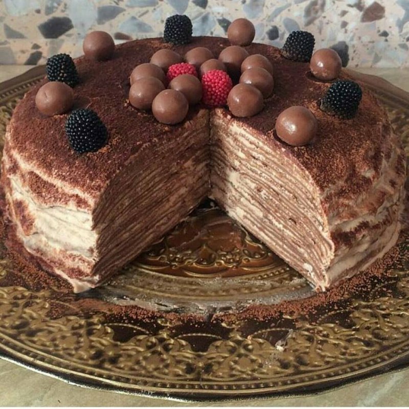 Блинный торт шоколадный с фруктами