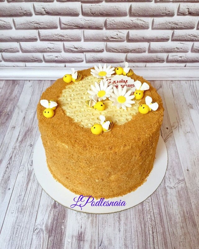 Торт медовик с пчелками