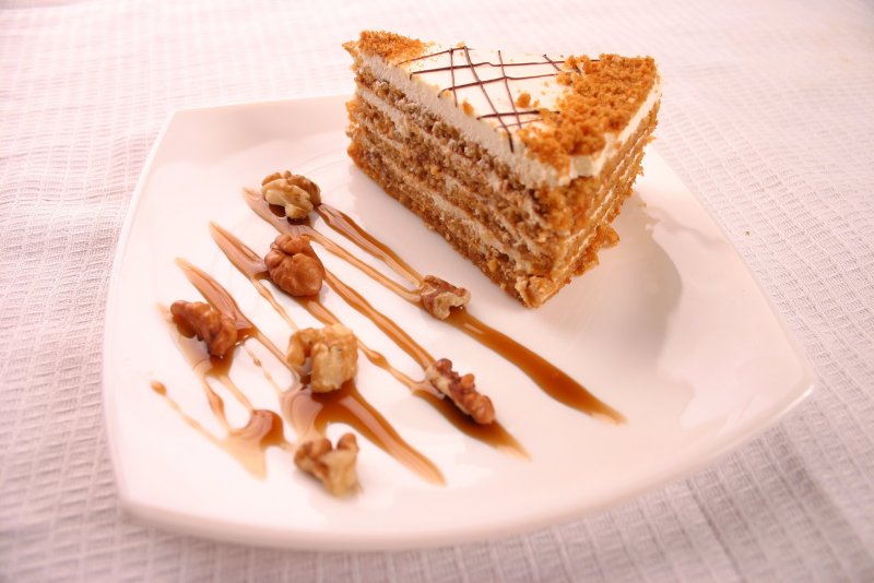 Украшение медовика пчелками