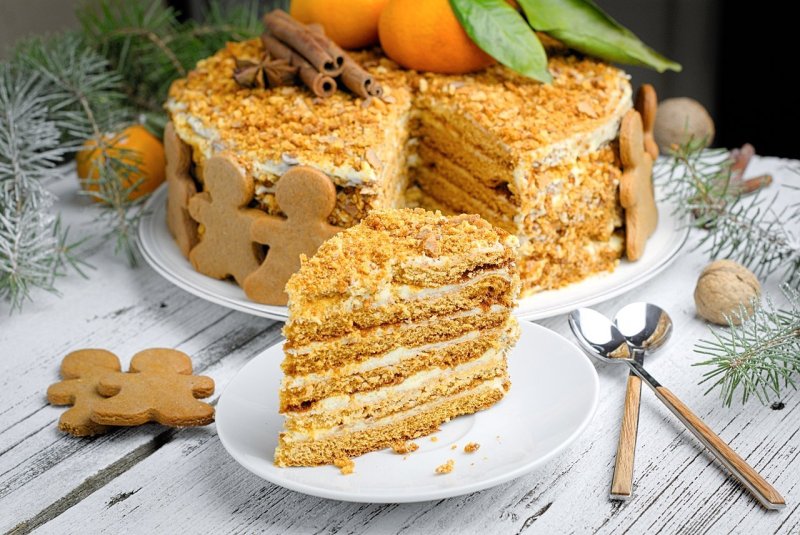 Украшение медовика пчелками