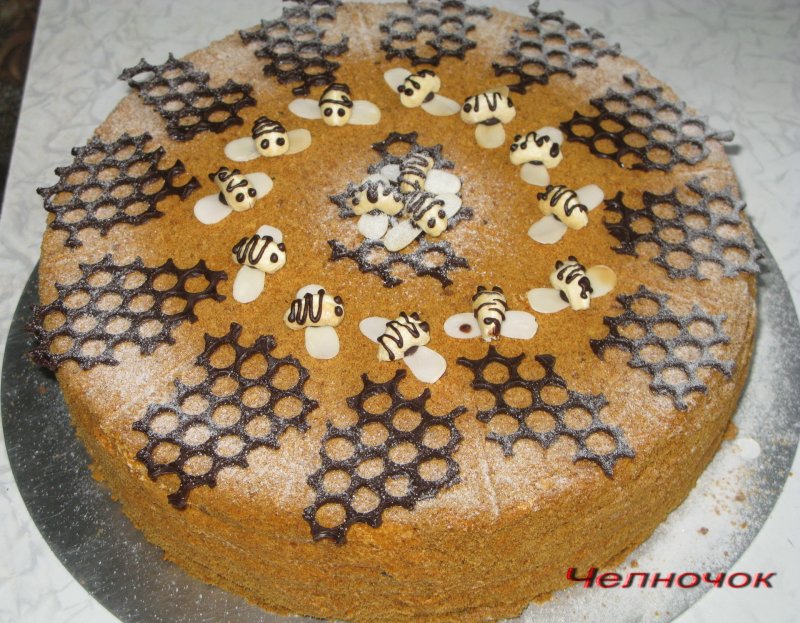 Торт с пчелками и сотами
