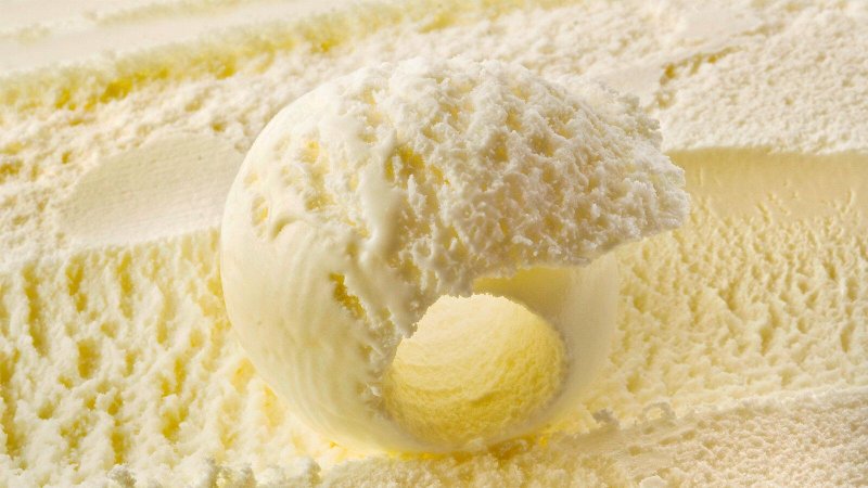 Мороженое с клубникой на желтом фоне