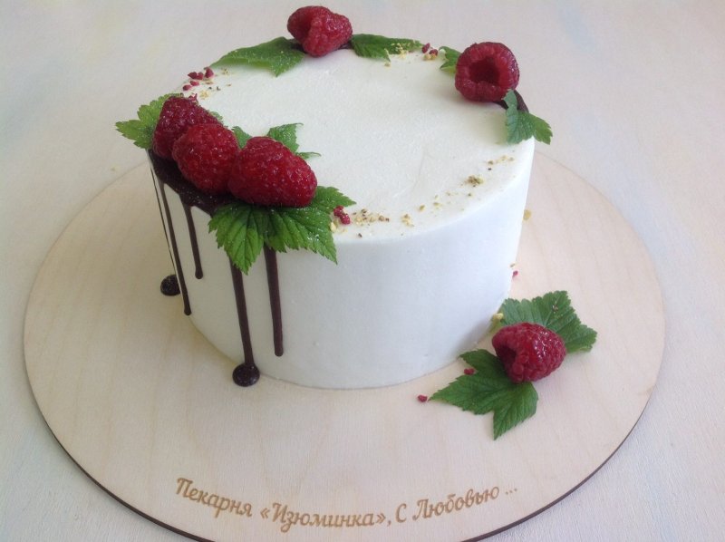 Минималистическое украшение торта
