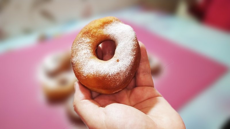 Пончик с клубничной начинкой