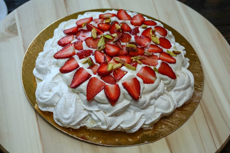 Торт с клубникой и шоколадом
